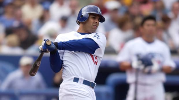 alex-cora-dave-roberts-topper.jpg